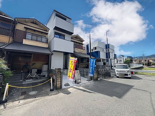 【【外観・前道】】本日・翌日のご内覧はお電話がスムーズです。「ホームズを見た」とスタッフにお伝えください♪