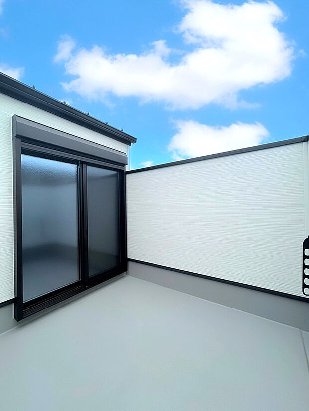 【【南向きワイドバルコニー】】南向きで日当たり良好!ご家族の洋服はもちろん、寝具などの大きな洗濯物もラクラク干せちゃいます!