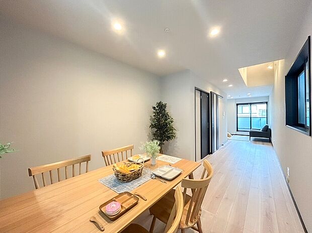 【【リビング:18.6帖(2階)】】吹抜け付きの開放感のあるリビングです。道路からの目線も気になりにくいのでプライバシーも守られやすいですね。