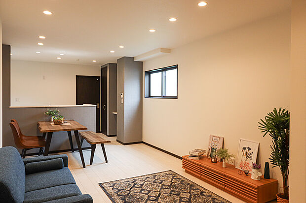 オープンでのびやかな空間を生み出す、こだわりの広がりとゆとり。家族と過ごす時間を大切にしたい方にぴったりの明るくゆとりある住空間です。