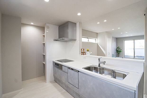 【【ドリームタウンシリーズ施工例:キッチン】】食品や食器などを収納できるパントリー。もちろんそれ以外にも、普段はあまり使わない調理器具をしまうなど、その使い勝手は多様。入りきらない調味料類や、備蓄庫として機能性と見た目にも優れた有能な収納です!