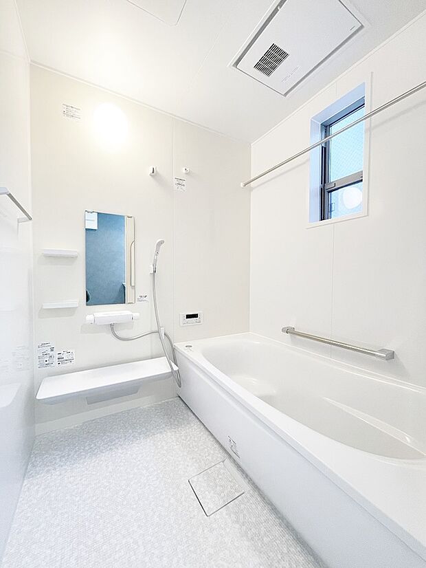 【【ドリームタウンシリーズ施工例:浴室】】一坪タイプの浴室暖房乾燥機付浴室で、足を延ばしてゆったり。洗剤や水アカですぐ汚れてしまう浴室もスポンジひとつでぐるりと掃除が完了するこだわりです。