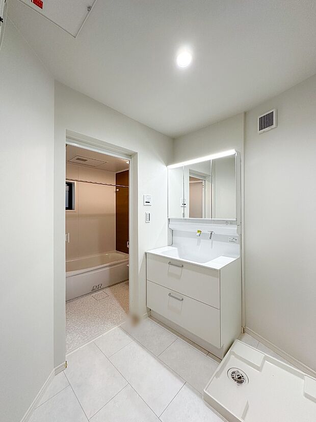 【【ドリームタウンシリーズ施工例:洗面】】一日の始まりの朝、歯磨きをしたりメイクや髪をセットしたり・・・使いやすさが考えられた3面鏡です♪