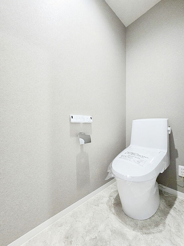 【【施工例：ウォシュレットトイレ】】◆汚れをはじくクリーン樹脂素材と、フチなし形状で日々のお掃除もラクラク！
◆環境に優しい節水技術で、従来のタイプから約60％の大幅な節水を実現しました。

