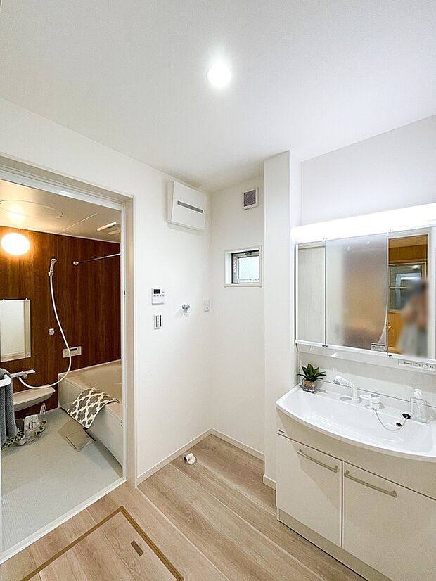 【【ドリームタウンシリーズ施工例：洗面】】使い勝手の良い鏡裏収納付３面鏡型の独立洗面化粧台！ご家族そろって身支度可能なゆとりの洗面スペースで、朝の身支度もスムーズに♪