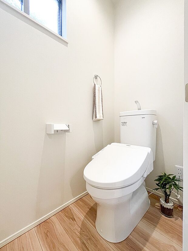 【【施工例:ウォシュレット機能付きトイレ】】◆汚れをはじくクリーン樹脂素材と、フチなし形状で日々のお掃除もラクラク!
◆環境に優しい節水技術で、従来のタイプから約60%の大幅な節水を実現しました。