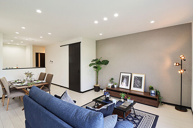 【【ドリームタウンシリーズ施工例:リビング】】家族と過ごす時間を大切にしたい方にぴったりの明るくゆとりある住空間です。