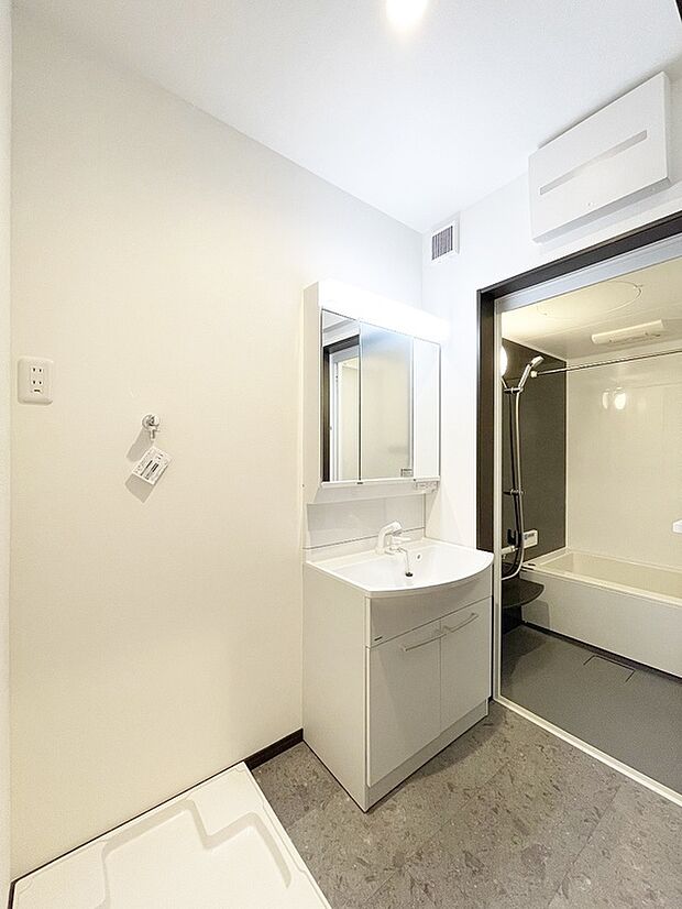 【【ドリームタウンシリーズ施工例:洗面化粧台】】ゆとりの洗面スペースで朝の身支度も快適スムーズに。3面鏡で髪のセットやお化粧もストレスなくこなせ、朝から気分良く通勤通学に向かえそうですね!鏡の裏にはたっぷりと収納スペースを標準装備!