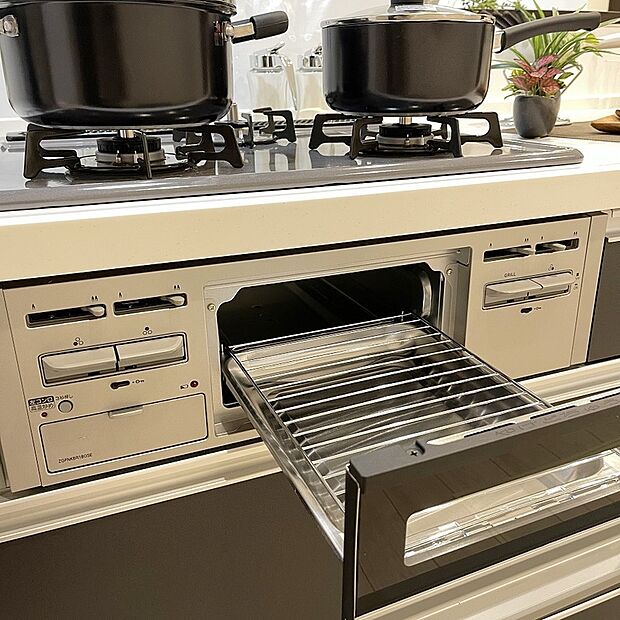 【【ドリームタウンシリーズ施工例：グリル】】フライパンで焼くことの多い肉料理を代わりにグリルを使えば、油をひく必要もなく、余分な脂も落として焼けるため、フライパンを使った時よりも多く油脂分をカットできます！