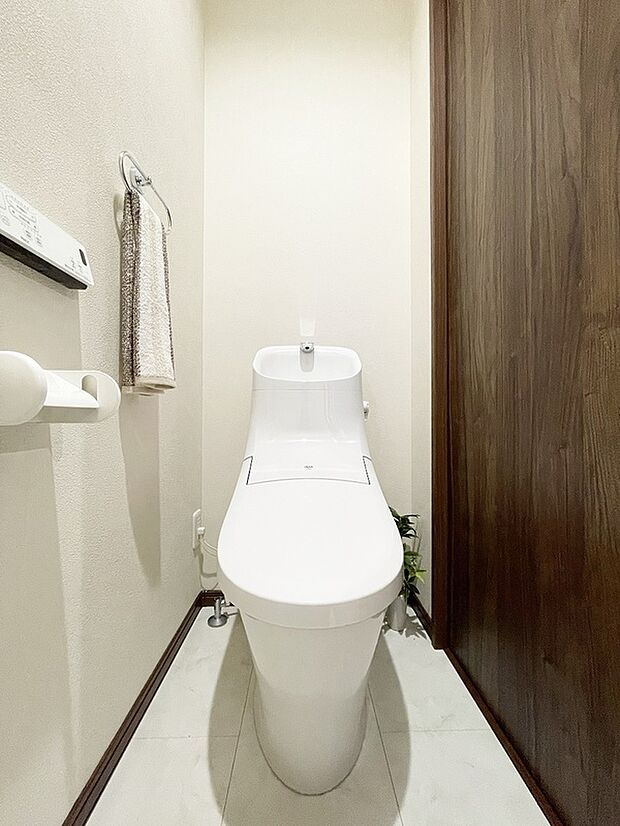 【【ドリームタウンシリーズ施工例：トイレ】】節水型でエコなトイレには、今では当たり前のウォシュレット付き。便座を温める機能もついていて、居心地良くてトイレから出られなくなるかも！換気用に換気扇はもちろん、窓も着いているので常に快適ですね♪