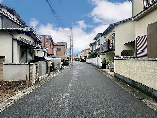 【現地前道写真】前道は車通り少なく、お子様が玄関から急に飛び出した際や、お家の前でお友達と遊んだりする際にも安心です。写真撮影R8.6