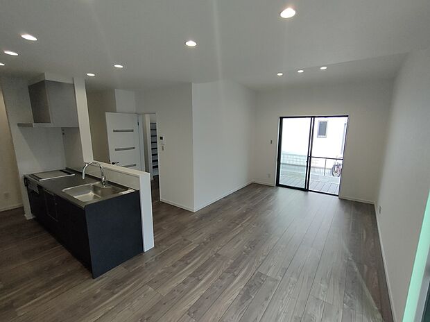 【【28号地】リビング・ダイニング・キッチン】ゆとりの空間18.6帖・天井高2500・ダウンライト・電動シャッター・パントリー・フローリング