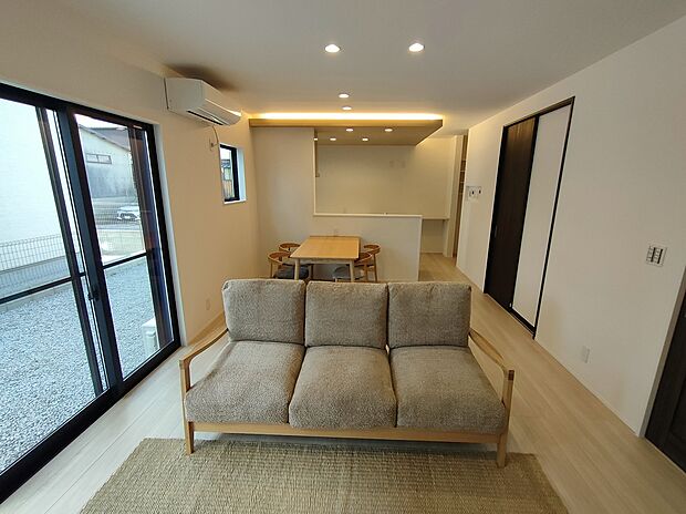 【リビング・ダイニング】ゆとりの空間１８帖・天井高２５００・ダウンライト・電動シャッター・造作棚・エアコン標準装備