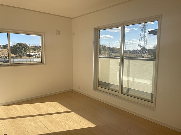 【バルコニー付洋室】バルコニーのついている洋室になります。バルコニーは多少の雨も防げます