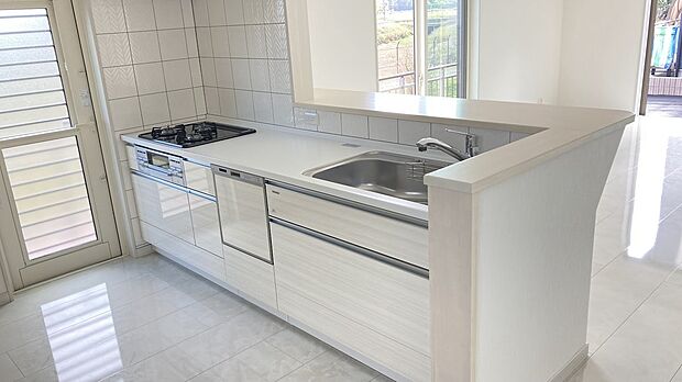 【キッチン】システムキッチンはガスコンロ・ガスグリル・食器洗浄乾燥機が標準装備です。また、カウンター下の収納は引き出しタイプのものを採用しており、一番下の引き出しまで収納として使うことができます。LDKと対面型のキッチンなので料理をしながらでもコミュニケーションをとることができます。