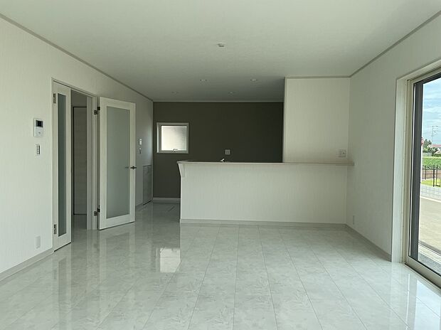 【LDK】LDKは19.3帖と広い空間を確保しています。また、扉で仕切られている和室と続き間で使うと約30帖という広いスペースを利用することができます。