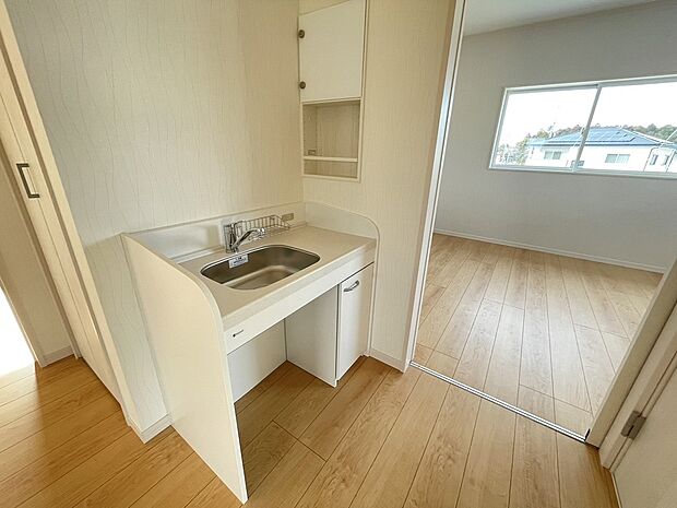 【2階洗面台・洗面所】２階トイレ前に小さい洗面台があります。みんなが外出する準備を行なう朝の時間帯や夜中など2階にあるとなにかと便利です。