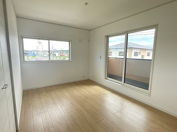 【バルコニー付き洋室】2階の1部屋にはバルコニーがあります。バルコニーは軒先が深いので多少の雨であれば、洗濯物も大丈夫です。