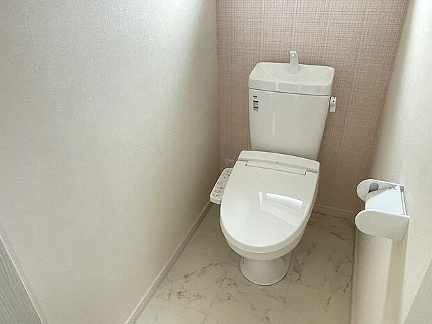 【2Fトイレ】2Fのトイレも広くなっております。また、ワンポイントのクロスが魅力的です。