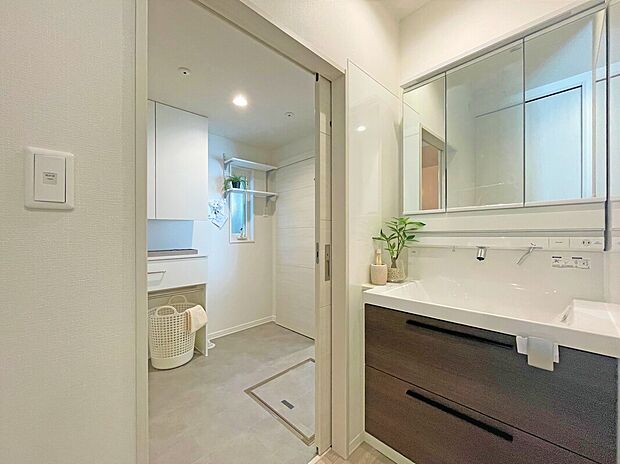 【洗面室・脱衣室】脱衣室と別で使える独立洗面。(2025年3月撮影)