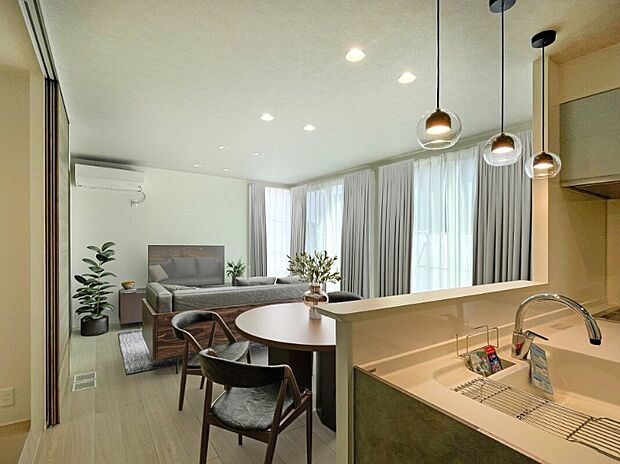 【LDK】キッチンからリビングやダイニングでくつろぐ家族の様子を見守れます。
※画像は実際の写真に家具・調度品をCG合成したものです。(2025年4月撮影)