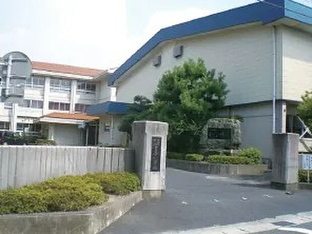小学校まで徒歩圏内で通学も安心。安全な道のりで子どもたちも元気に通える環境が整っています。
