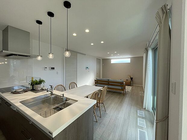 家族が集うLDKは、窓からしっかりと光を取り込み、明るく開放的な空間に。日中は自然光が広がり、心地よい住まいです。