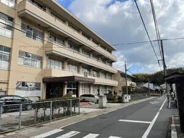 松江市立雑賀小学校まで約520m
お子様の通学も安心できる立地です