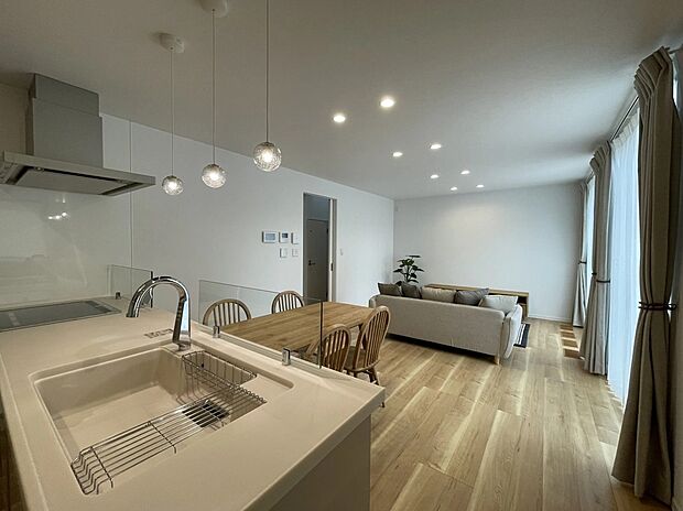 温かみのあるお色のフローリングで落ち着きがあり、リラックスできるリビング空間を演出。