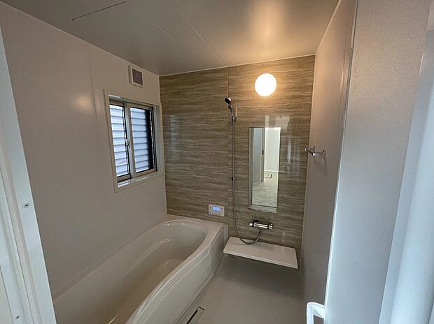 広々としたお風呂でリラックス。窓付きのバスルームで採光もあり、換気も出来て嬉しいですね♪