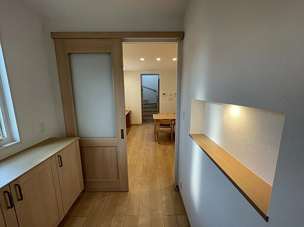 季節ごとに玄関を彩るニッチスペース。趣味や季節に合わせて好みの空間を作るのが楽しいですね♪