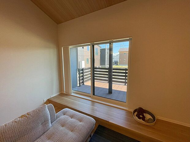 リビングから繋がるウッドデッキはワンちゃんの快適空間◎