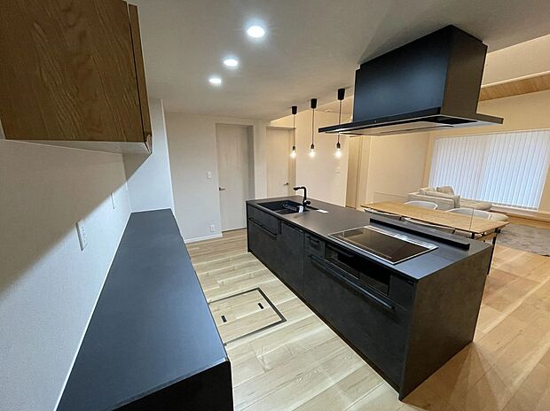 アイランドキッチンは高級感のある落ち着いた色調に。広々とした作業スペースです。食器洗い乾燥機も設置されています◎