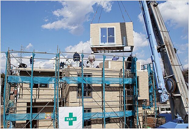 【ユニット工法】工場で作ったユニットを組み上げて住宅を作る。※建築規模や天候、その他の条件により一日で完了しない場合があります。