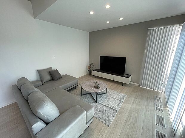 【リビング】広々としたリビングは、大きな窓から自然光をたっぷり取り込み、明るく開放的。家族が集まる空間で、会話も弾み、くつろぎの時間を豊かに彩ります。