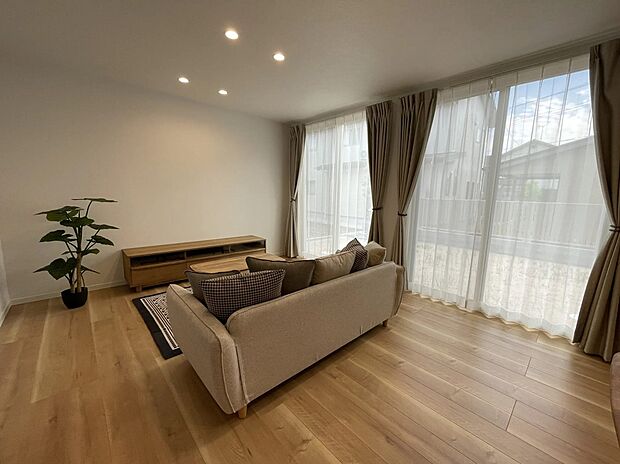 【リビング】大きな窓から陽光がたっぷり入りとても明るく、毎日を快適にお過ごし頂けます♪