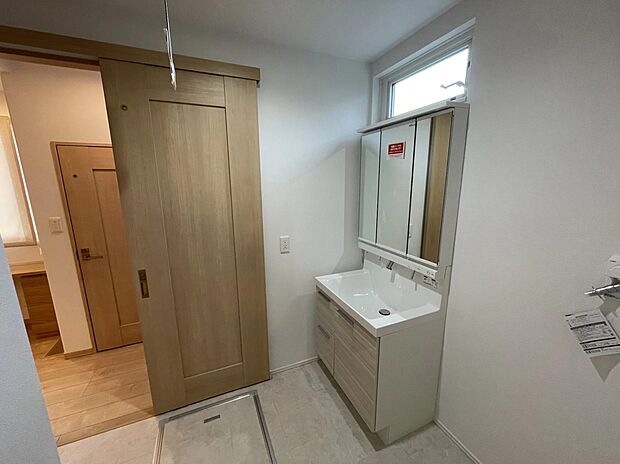 【洗面所】家事が楽になるキッチン~洗面脱衣室の動線を簡潔に◎3面ミラーで家族の支度にも嬉しいですね。