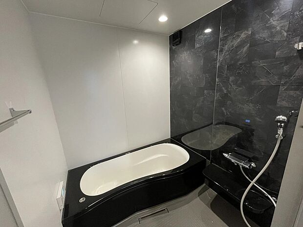 【浴室】シックで高級感のあるデザイン。落ち着いた空間で毎日の疲れを癒してくれます◎