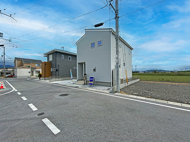 【~リーブルガーデン愛荘町石橋3期 全4棟~ 4号棟 外観】前面道路の幅員6.0m。道路の舗装もされており、平坦地なので車の出し入れもラクラクです。