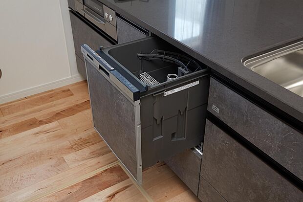 【ビルトイン食器洗い乾燥機】シンクの下に収納するビルトイン食器洗浄乾燥機。キッチンをすっきりさせることができるうえに、家事の時短になり便利。節水タイプなので経済的。運転音が気にならない低騒音設計です。