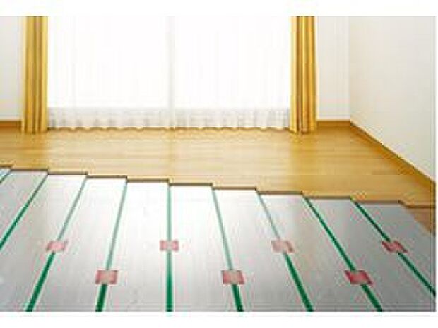 【TES温水式床暖房】「ふく射熱」で足下から室内全体を均一に暖める床暖房システム。風が出ないので、部屋の乾燥やホコリを舞いあげる心配もなくクリーンな暖房です。