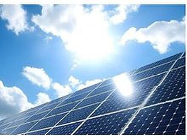 【太陽光発電システム】環境とエコに貢献できる太陽光パネルを全棟標準装備。光熱費の節約や非常時の電源確保など、快適と安心な生活をバックアップします。