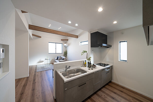 【4号地・キッチン】
キッチンは、ご家族と会話が弾む対面式です。キッチン背面にはカップボード、シンク近くにパントリーが備わっているので、食器や食品をたっぷり収納できます。