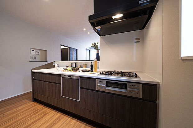 【キッチン】
グリル付き3口ガスコンロを採用しているため、同時調理が可能です。カウンター下の収納は、スライド式なので、奥にしまった鍋類などが取り出しやすい仕様です。