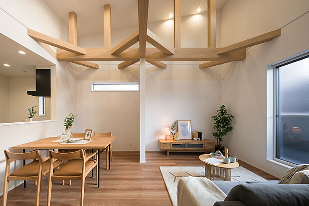 【LDK/1号地コンセプトハウス】
ゆったりとした広さを確保した約18.6帖の2階LDK。仕切り壁を設けているため、ダイニングとリビングをゾーニングしやすく、壁側に家具などを配置しやすい設計です。