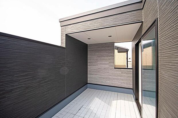 【本分譲地に建築可能な建物プラン例】
バルコニーは目隠し壁を採用。外部からの視線を気にせずにプライベートな空間を楽しむことができます。《分譲地外:建物面積101.85m2、建物価格1740万円》