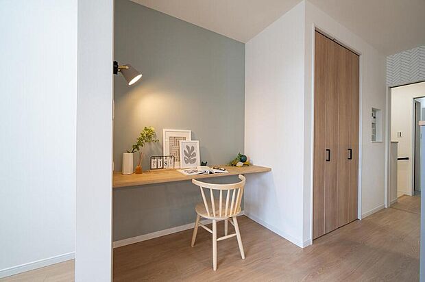 【本分譲地に建築可能な建物プラン例】
LDKの一角にカウンターを造作しました。キッチンから目が届きやすいので、お子様の勉強スペースとしても◎《分譲地外:建物面積96.39m2、建物価格1646万円》