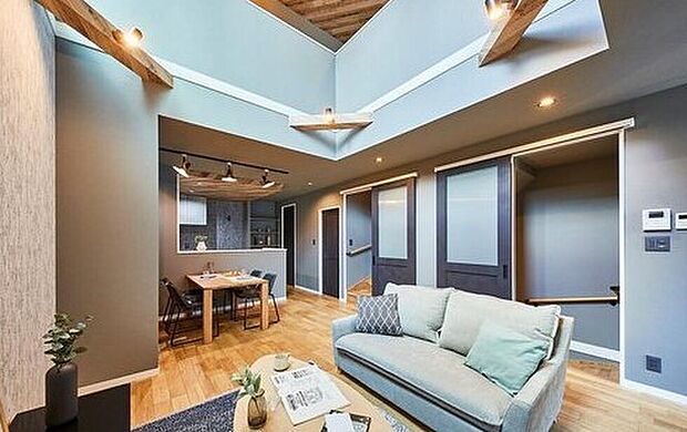 【本分譲地に建築可能な建物プラン例】
グレーをベースに、チェッカーガラスの扉や随所にあしらったホワイトのラインが空間のアクセントに。《分譲地外:建物面積102.86m2、建物価格1847万円》