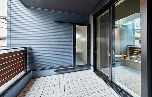 【本分譲地に建築可能な建物プラン例】
リビングと洗面室の両方から移動できる2WAY動線。水栓があり、ベランピングや家庭菜園にも重宝します。《分譲地外:建物面積102.86m2、建物価格1847万円》