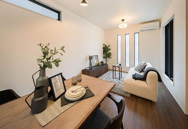 【LDK】
縦長形状のLDKはキッチンからリビング全体を見渡すことができ、ご家族のコミュニケーションも弾みます。LDKは3面採光で、長い時間自然光を感じることが可能。明るい空間で過ごすことができます。